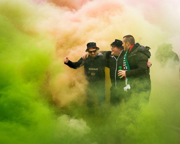 3 fans samen in rookbommen