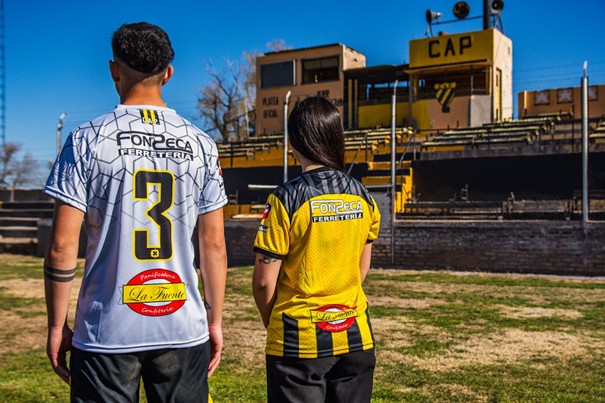 Jongen en meisje met voetbalshirt aan