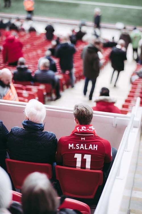 Liverpool fan op de tribune met sala shirt